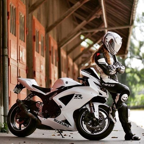 Helmet Selfie, Cat Ear Helmet, Moto Ninja, Motorcycle Photo Shoot, Biker Chick Outfit, Motorcycles Helmets, Leather Helmet, Helmets Motorcycle, Xe Ducati