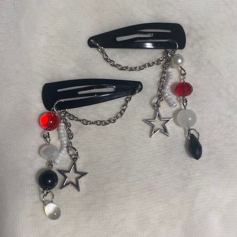 Halloween Jewelry Aesthetic, Alternative Fashion Accessories, Grunge Accessories Aesthetic, Jewelry Hanger Diy, Alternative Jewelry Grunge, Emo Hair Accessories, Halloween Crafts Aesthetic, Grunge Beaded Jewelry, Cute Diy Accessories