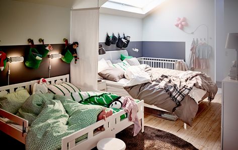 Kids when they’re small sometimes spend more time in our beds than in their own. One solution could be to share one bedroom for the whole family. Shared Family Bedroom Ideas, Cosleeping Bedroom, Small Shared Bedroom, Room Sharing, Bed Options, Family Bed, Kids Shared Bedroom, Family Bedroom, Прикроватные Тумбочки