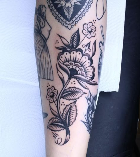 Traditional Style Tattoo Gap Fillers, Small Filler Traditional Tattoo, Cute Gap Filler Tattoos, Feminine Traditional Tattoo Flash, Filler Tattoo Ideas Gap Traditional, Floral Sleeve Filler Ideas, Trad Gap Filler Tattoos, Black And White Neo Traditional Tattoo, Filler Traditional Tattoo