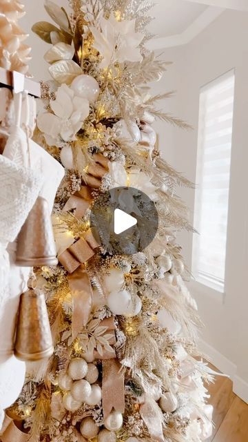 Gabby • Home Decor | Content Creator on Instagram: "🌲🌲
Comenta YO para el enlace 🔗 

#christmas2024 #christmastree #christmasinspo" Pampas Grass Christmas Tree, Pampas Grass Christmas, Pampas Christmas, Gabby Home, Gingerbread Christmas Tree, Luxury Christmas Tree, Luxury Christmas, Twinkling Lights, Christmas Inspo