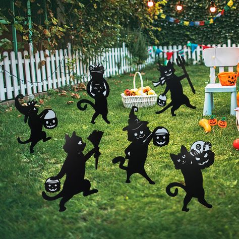 Cat Theme Halloween Decor, Halloween Outdoor Decorations Theme, Black Cat Halloween Party, Fun Outdoor Halloween Decorations, Outdoor Halloween Decorations Cute, Fall Halloween Decor Porch, Black Cat Decor Halloween, Kid Halloween Decorations, Halloween Outdoor Decorations Porch