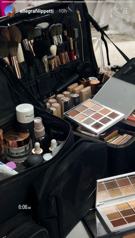 Aesthetic Makeup Artist, Mua Aesthetic, Makeup Artist Aesthetic, Makeup Artist Working, Makeup Artist Career, Makeup Trolley, Makeup Collection Goals, Sport Food, Makeup Artist Kit