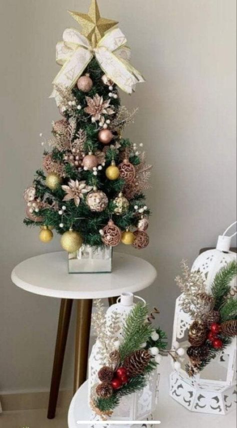 Aesthetic Mini Christmas Tree, Mini Xmas Tree Decorating Ideas, Small Tree Decor, Mini Tree Decorations Ideas, Mini Christmas Tree Ideas, Small Christmas Tree Ideas, Winter Tree Decorations, Small Christmas Trees Decorated, Diy Christmas Deco