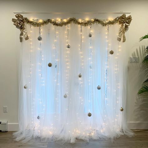 Ornament Photo Backdrop, Christmas Ornament Backdrop, Photo Backdrop With Lights, Christmas Party Backdrop Ideas Diy Photo, Christmas Backdrop Ideas Diy, Christmas Backdrop Ideas, Diy Christmas Photo Backdrop, White Christmas Backdrop, Backdrop With Lights