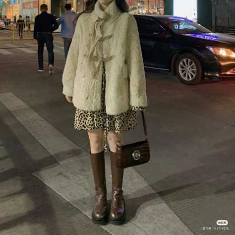 Korean Winter, Fur Trim Coat, Brown Knee High Boots, Quoi Porter, Boots Chelsea, New Energy, Mode Inspiration, Fur Trim, Look Fashion