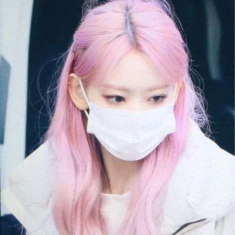 sakura’s pink hair > Sakura Pink Hair, Rose Pink Hair, Loona Kim Lip, Sakura Miyawaki, Miyawaki Sakura, Hair Icon, Girl's Back, Girls World, Iz One