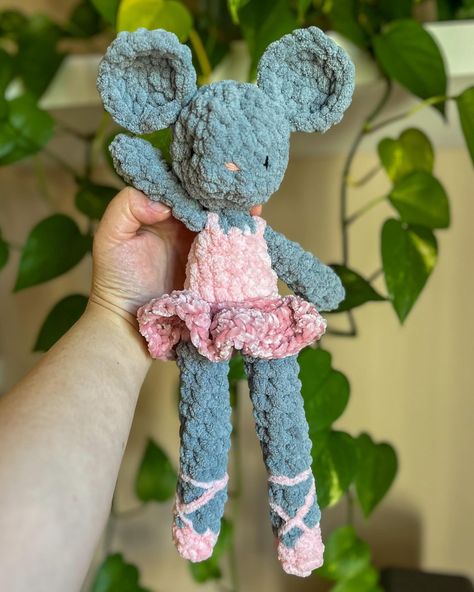 A crocheted mouse wearing a ballerina tutu and ballerina shoes Crochet Ballerina Mouse Free Pattern, Crochet Ballerina Mouse, Ballerina Mouse Crochet, Mouse Crochet Pattern Free, Crochet Mouse Free Pattern, Crochet Ballerina, Ballerina Crochet, Alpine Stitch, Mouse Crochet