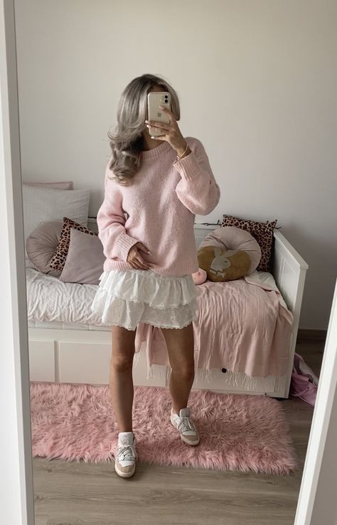 Girly Stockholm Style, Baby Pink Outfit Aesthetic, Pink Stockholm Style, Stockholm Style Dress, Stockholm Style Shoes, Pink Sweater Outfit, Pink Outfits Aesthetic, Baby Pink Clothes, Outfits With Striped Shirts