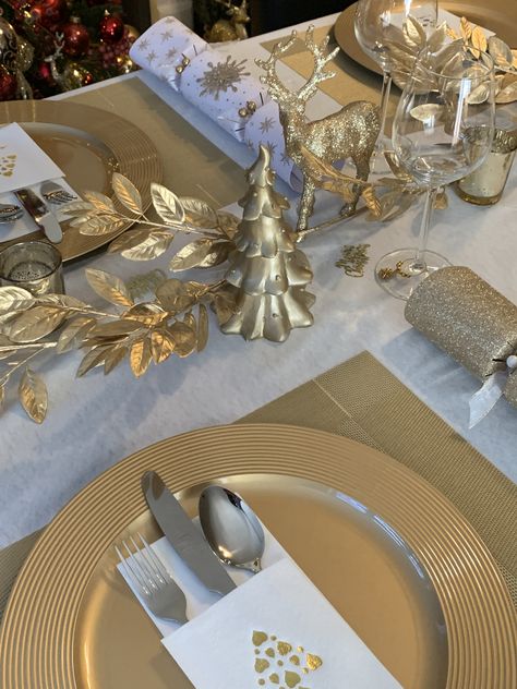 Easy gold Christmas table decor Cream And Gold Christmas Table, White And Gold Christmas Table, Gold Christmas Table Decor, Christmas Dinner Table Decorations, Gold Christmas Table, Christmas Dining Table Decorations, Dinner Table Decorations, Gold Table Decor, Minimalist Centerpiece