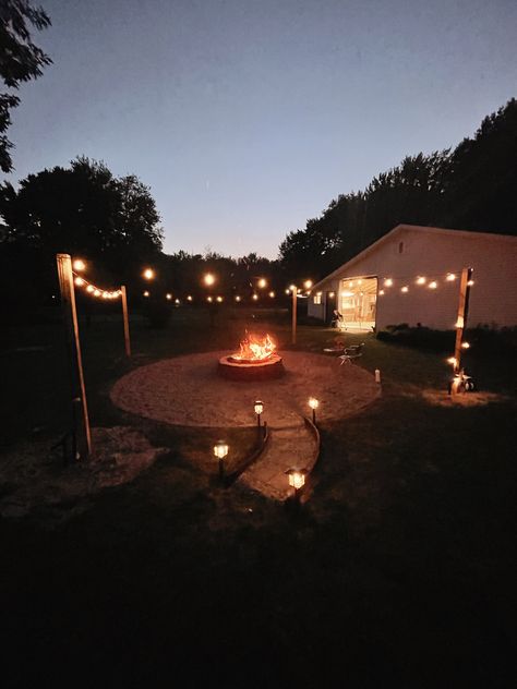 Back yard fire pit stone posts solar hanging lights back yard aesthetic Bone Fire Ideas Outdoor, Bone Fire Party, Bonfire Aesthetic Party, Bonfire Party Ideas Backyard, Restraunt Ideas, Fire Party Ideas, Back Yard Fire Pit, Yard Fire Pit, Bone Fire