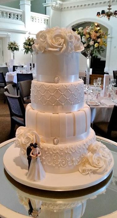 Bling Wedding Cakes, Extravagant Wedding Cakes, Easy Weddings, Pretty Wedding Cakes, Wedding Cakes Elegant, Big Wedding Cakes, Creative Wedding Cakes, Dream Wedding Cake, Romantic Wedding Cake