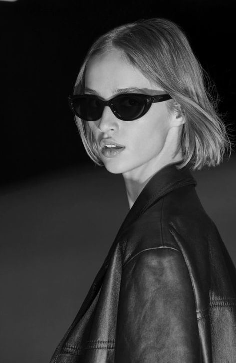 Current Obsession: Celine 2022 — The Flair Index Gucci Spring, New Jeans Style, Celine Sunglasses, Wearing Sunglasses, Trendy Sunglasses, Street Style Paris, Spring Street Style, Show Photos, Short Film