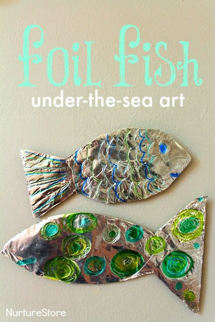 Gorgeous! Great under the sea art / ocean craft for kids. For Secret Seahorse, Hole in the Bottom of the Sea, Out of the Blue. Foil Fish, Under The Sea Art, Ocean Craft, Ocean Theme Preschool, Sea Crafts, Fish Crafts, Ocean Crafts, Tin Foil, Art Ocean