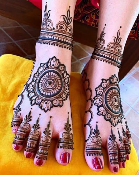 Foot Mhendi Design Simple, Foot Mehandi Designs, Foot Mehndi, Feet Mehndi, Leg Mehndi, Foot Henna, Legs Mehndi Design, Very Simple Mehndi Designs, Simple Mehndi Designs Fingers