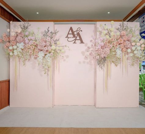 Pastel Photo Backdrop, Wedding Stage Flowers, Backdrop For Wedding Reception, Dekor Engagement, Pink Wedding Backdrop, Decor Lamaran, Dekor Akad, Backdrop Lamaran, Dekor Lamaran