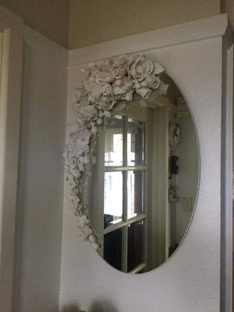 Oval Mirror Diy, Things To Paint On Mirrors, Dressing Mirror Designs, Decorated Mirror, Painted Mirror Art, Furniture Makeover Inspiration, Macrame Mirror, Floral Bedroom, Floral Mirror