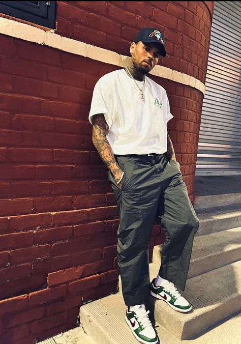 Black Men Casual Style, Mens Clothing Styles Streetwear, Men Street Outfit, G Eazy Style, Chris Brown Outfits, Sporty Outfits Men, Chris Brown Style, Men Streetwear Fashion, Breezy Outfit