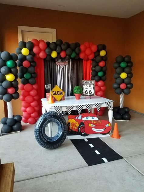 Sports Car Themed Birthday Party, Macqueen Theme Party, Car Theme Decoration Ideas, Disney Cars Birthday Party, Pixar Cars Birthday, Invitation Disney, Cars Birthday Party Decorations, Cars Birthday Party, Hot Wheels Party