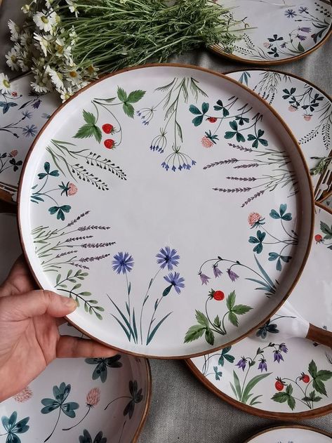 Painting Ideas On Ceramics, Keramik Painting, Ceramic Plates Designs, Assiette Design, Diy Keramik, Ceramic Cafe, Painted Ceramic Plates, Diy Pottery Painting, Handmade Ceramics Plates