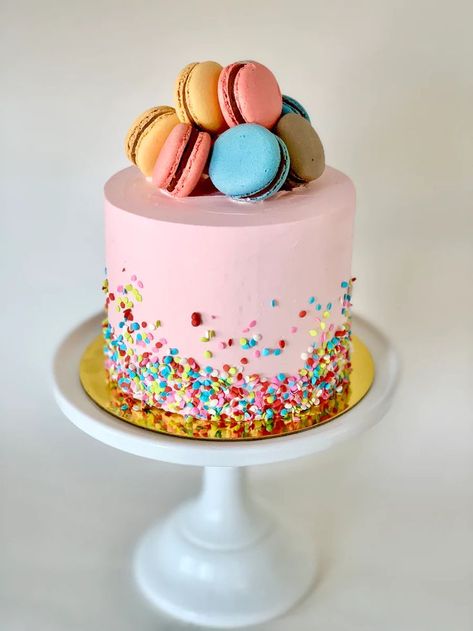 Macaroons Birthday Ideas, Macaron Cake Topper, Cake With Macaroons On Top, Macaron Decorated Cake Ideas, Macaroon Cakes Birthday, Cake Designs With Macaroons, Cake Design With Macaron, Macaron Drip Cake, Pink Cake With Macarons On Top