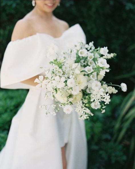 White And Green Natural Wedding Bouquet, White And Green Bridesmaid Bouquet, White Green Bouquet, White And Green Bouquet, Modern Bridal Bouquets, Unique Bridal Bouquets, Bouquets Ideas, Bridal Bouquet Summer, White Bouquets