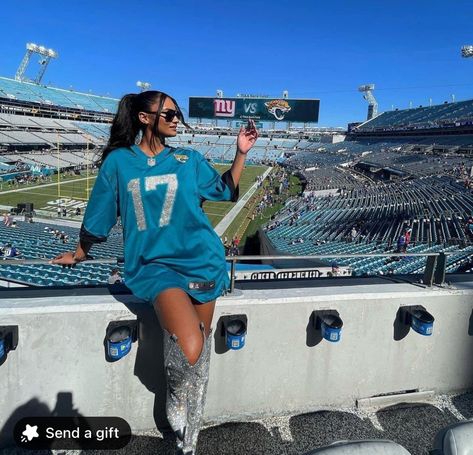 Nfl Wife Outfits Game Day, Nfl Wife Outfits, Nfl Game Day Outfit Woman, Nfl Game Outfit, Nfl Wife, Football Season Outfits, Nfl Wives, Hockey Outfits, Super Bowl Outfit