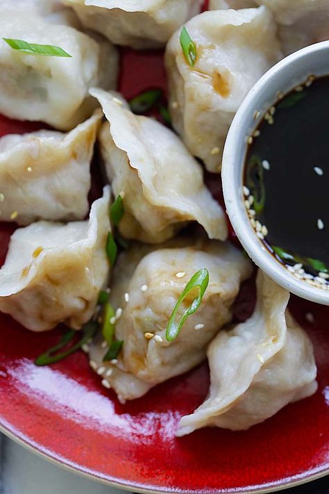 Pork and Chive Dumplings - juicy and delicious Chinese dumplings filled with ground pork and chives. Homemade jiaozi is the best | rasamalaysia.com Pork And Chive Dumplings, Chive Dumplings, Chinese Food Recipes, Pork Dumplings, Chinese Kool, Chicken Spring Rolls, Chinese Pork, Dumpling Filling, Asian Pork