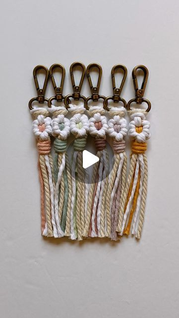 Making Key Chains Diy, Cute Macrame Keychains, Macrame Tassel Keychain, Macrame Flower Keychain Tutorial, Flower Macrame Keychain, How To Make Macrame Keychains, Yarn Keychain Diy, Makramee Keychain, Macrame Keychain Diy Tutorials