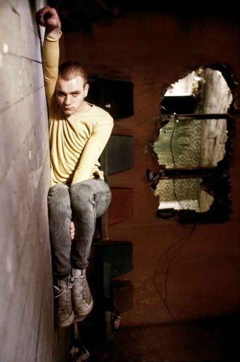 Trainspotting fashion looks Ewan Mcgregor Trainspotting, Film Cult, Pier Paolo Pasolini, Trainspotting, Ewan Mcgregor, Film Inspiration, Moving Pictures, Film Serie, Pulp Fiction