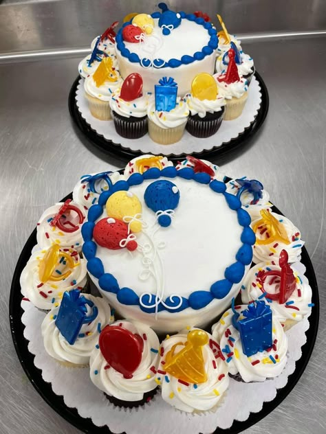 Party Combo Cake Ideas, Round Cake Ideas, Walmart Cake, Cupcake Platter, Round Birthday Cakes, Beyblade Birthday, Rose Cakes, Frosting Cupcakes, Pull Apart Cupcake Cake