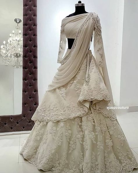 Indian Wedding Gowns, Latest Bridal Lehenga, Wedding Lehenga Designs, Lehenga Designs Simple, Bridal Dress Fashion, Indian Bridal Dress, Indian Bridal Fashion, Looks Party, Party Wear Lehenga