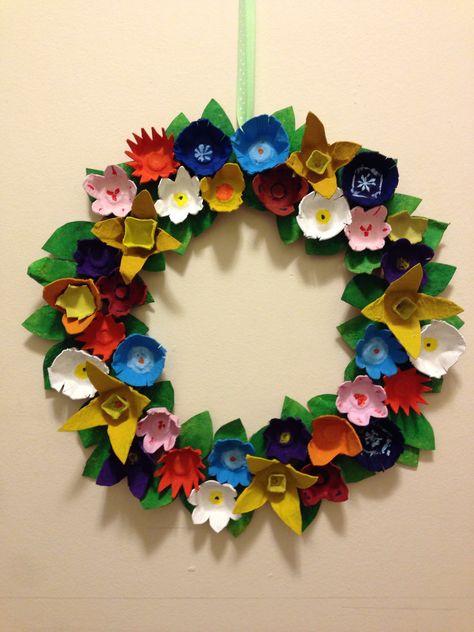 Egg Container Craft, Egg Carton Wreath, Homemade Paint, Egg Container, Egg Cartons, Egg Carton Crafts, Bows Diy Ribbon, Art Lessons For Kids, Crafts For Seniors