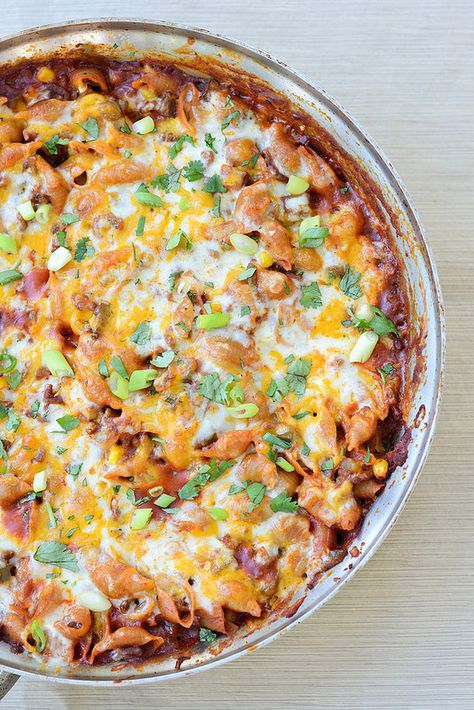 This one-pan Tex-Mex mac and cheese cooks in less than 30 minutes. Comfort Meals, Healthy Pasta, Macaroni N Cheese Recipe, Healthy Comfort, Fit Food, Healthy Pasta Recipes, Healthy Pastas, Mexican Dishes, Tex Mex