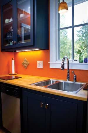 The Tumbleweed Harbinger kitchen.  I like the orange walls with the blue cabinetry Burnt Orange Kitchen, Orange Kitchen Walls, Orange Kitchen Decor, Kitchen Colour, Kabinet Dapur, Orange Kitchen, Kitchen Colour Schemes, Kitchen Paint Colors, Orange Walls