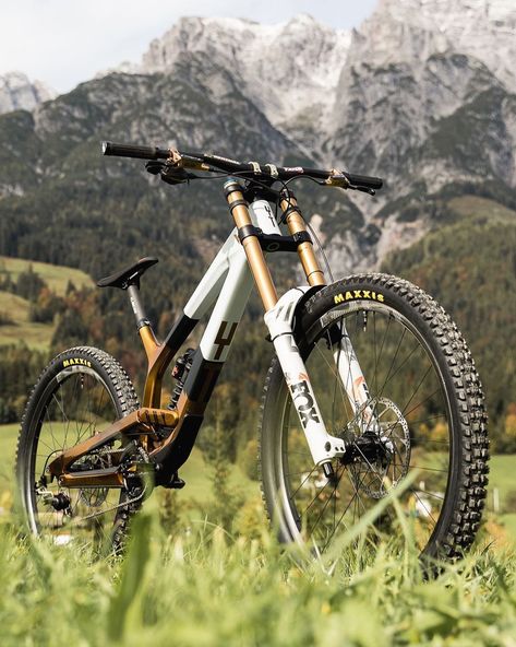 The YT Mob on Instagram: “⚡️ Hands down our favourite custom @yt_industries #TUES we’ve had the honour to race over the years 🔥🤟🏻 Let us know your favourite custom…” Mt Bike, Mountain Bike Art, Cycling Pictures, Powered Bicycle, Bike Pictures, Bicycle Mountain Bike, Ride Bicycle, Downhill Bike, Downhill Mtb