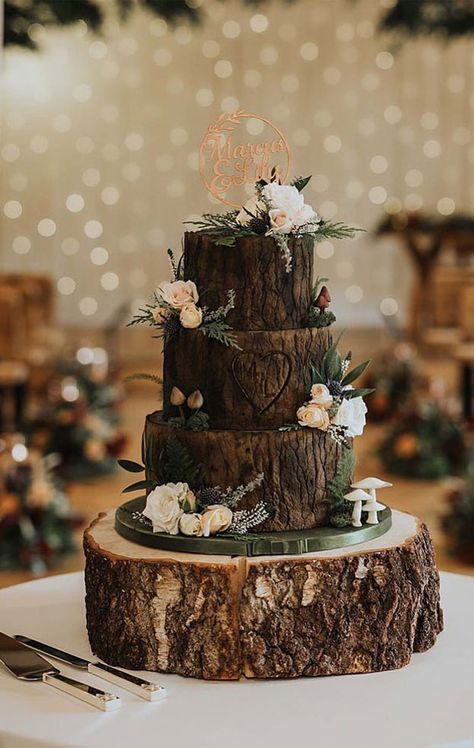 Cake Enchanted Forest, Woodsy Wedding Cake, Forest Theme Wedding Cake, Bobo Wedding, Enchanted Forest Wedding Cake, Forest Wedding Cake, Wedding Cake Nature, Tree Trunk Cake, Enchanted Forest Cake