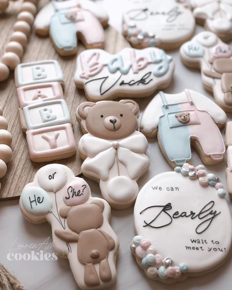 𝐋𝐀𝐔𝐑𝐄���𝐍 𝐀𝐒𝐇 𝐂𝐎𝐎𝐊𝐈𝐄𝐒 on Instagram: “He or She? What will baby be..? You’ll actually find out in another post. 😆 This customer requested half the cookies with the gender…” He Or She Cookies, Lauren Ash, Gender Reveal Cookies, Baby Shower Treats, Sugar Cookie Designs, Bear Theme, He Or She, Cookie Designs, Gender Reveal