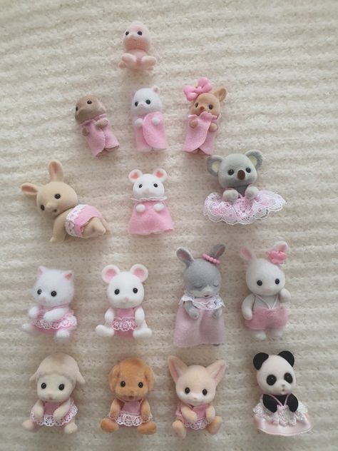 Cute Calico Critters, Coquette Calico Critters, Sylvanian Aesthetic, Cute Legos, Syvilian Families, Calico Critters Dollhouse, Little Trinkets, Critters 3, Calico Critters Families