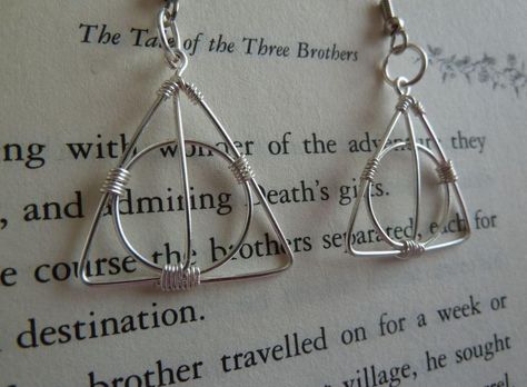 Calling all Harry Potter fans! Remember The Tale of the Three Brothers? These Deathly Hallows DIY Earrings are a summary of the story in all their wire glory. Do It Yourself Tattoo, Harry Potter Earrings, Stile Harry Potter, Deathly Hallows Symbol, Elder Wand, Harry Potter Jewelry, Anniversaire Harry Potter, Diy Jewelry Projects, Harry Potter Crafts