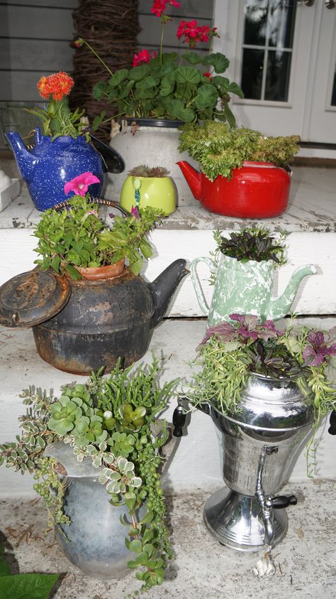 Coffee Pot Planter, Old Coffee Pots Repurpose, Teapot Garden, Upcycled Planters, Old Tea Pots, Wine Barrel Planter, Boot Planter, Junk Garden, Logo Garden