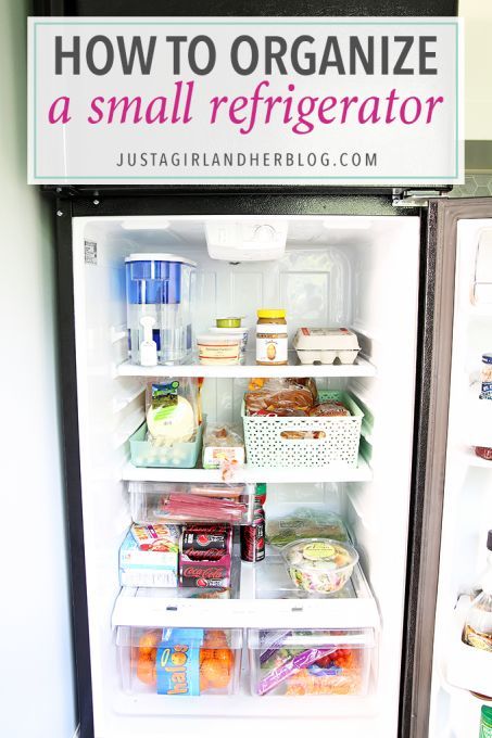 Love the ideas and strategies she uses to organize a small refrigerator! I need to put some of these to work in my on refrigerator organization! Click through to the post to see all of her organizing tips and tricks! Small Refrigerator Organization, Small Fridge Organization, Organization Fridge, Abby Lawson, Refrigerator Ideas, Storage Fridge, Small Fridge, Kitchen Storage Hacks, Rustic Country Kitchens