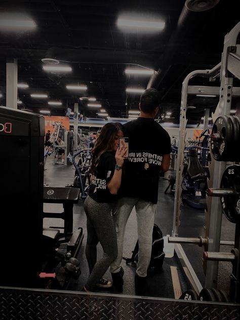 Private But Not A Secret Couple Poses Gym, Gym Date Aesthetic, Asthetic Picture Couple, Couples Gym Pictures, Gym Couple Goals, Gym Asthetic Picture, Gym Couple Aesthetic, Gym Date, Private Couple