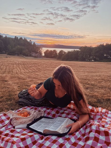 Solo Dates With Jesus, Summer Dating Aesthetic, Date Inspo Aesthetic, Cute Summer Date Ideas, Date Astetic, Solo Date Ideas Aesthetic, Aesthetic Date Pictures, Summer Date Aesthetic, Date Aesthetic Night