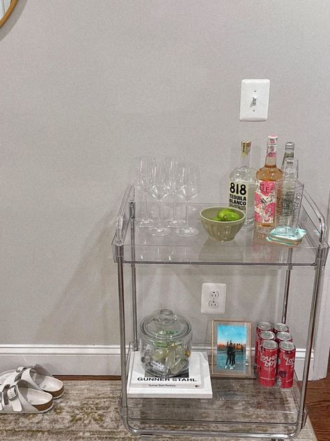 Bar cart, bar cart inspo, bar cart ideas, bar cart aesthetic Bar Carts Styling, Home Bar Cart Ideas, Home Bar Carts, Bar Cart Decoration, Bar Cart Aesthetic, Cart Aesthetic, Bar Cart Inspo, Bar Cart Ideas, Home Bar Cart