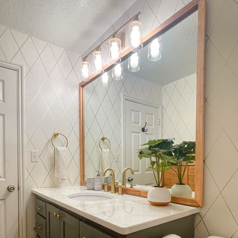 Upgrade Mirror Diy, Mirror Border Ideas, Large Mirror Diy, Diy Bathroom Mirror Frame, Diy Wood Mirror Frame, Diy Mirror Frame Bathroom, Diy Bathroom Mirror, Easy Diy Bathroom, Farmhouse Bathroom Mirrors