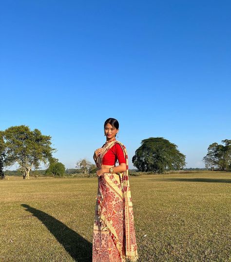 ig.jimpimoron95 Mekhela Chador Aesthetic, Mekhela Chador, Aesthetic Dp, Saree Pose, Iphone Wallpaper Music, Name For Instagram, Happy Birthday Frame, Art Basics, Saree Poses