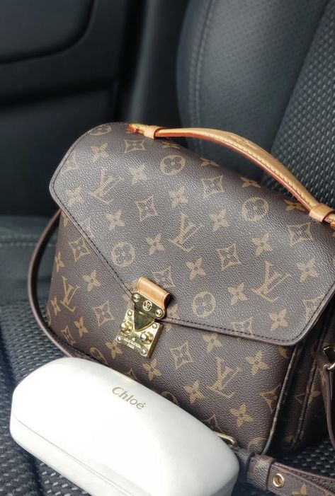 Louis Vuitton Monogram Outfit, Metis Louis Vuitton, Τσάντες Louis Vuitton, Louis Vuitton Wallet Women, Louis Vuitton Handbags Crossbody, Bags Wishlist, Bag Wishlist, Louis Vuitton Metis, Lv Pochette Metis