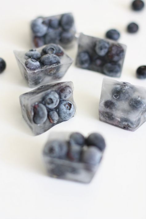 Berry ice cubes for summer parties Berry Ice Cubes, Blueberry Ice Cubes, French Soda, Blue Cherry, Clean Eats, Baby Gender Reveal, Winter Party, Baby Gender, Ice Cubes