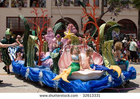 Mermaid Float, Carnival Floats, Tournament Of Roses Parade, Under The Sea Decorations, Parade Ideas, Mermaid Parade, Find Santa, Fire Festival, 4th Of July Parade